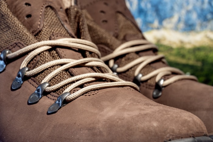 Lacets en paracorde marron sur bottes marron