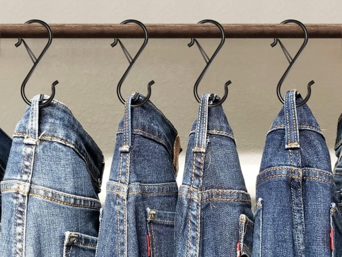 Jeans suspendus à des crochets en S