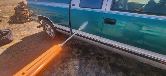 Nettoyage d'un camion au moyen d'un nettoyeur à pression à gaz