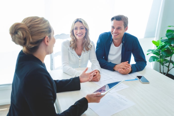 Rencontre d'un couple avec un agent immobilier