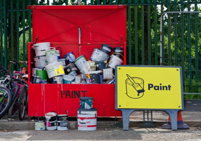 Un lieu de dépôt public pour les vieux pots de peinture.