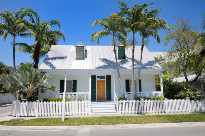 Maison blanche en Floride avec palmiers