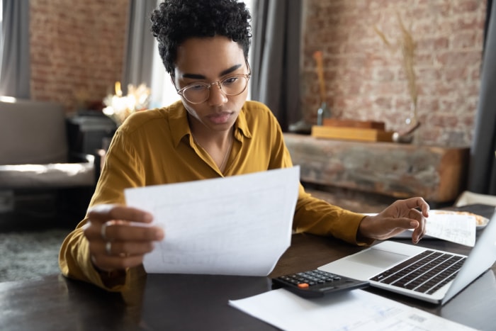 iStock-1367907049 projets incontournables à réaliser en février Une jeune femme afro-américaine concentrée sur la gestion des affaires financières