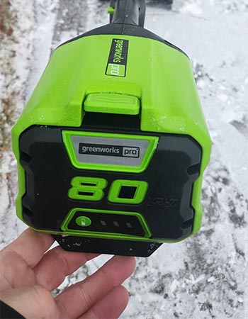 Avis sur la pelle à neige électrique Greenworks 80 V