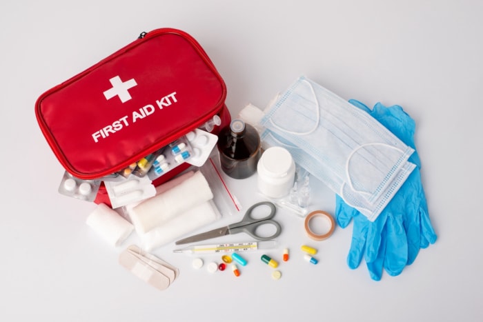 Trousse de premiers secours et fournitures