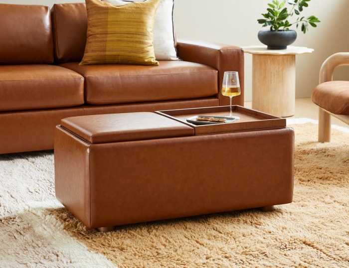 La meilleure option de pouf de rangement Pouf de rangement en cuir Bowman de West Elm