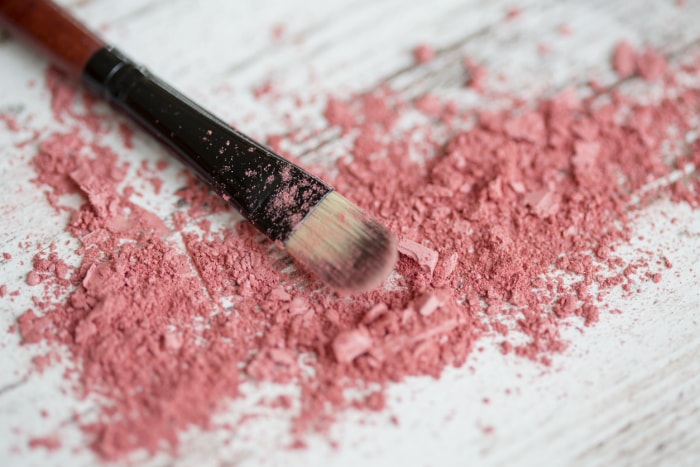 9 choses que vous ne devriez jamais faire : aspirer le blush en poudre sur le sol avec une brosse