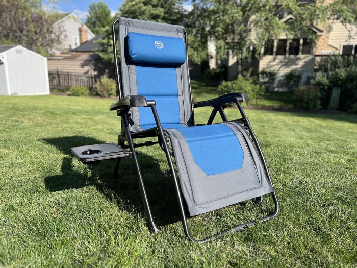 Chaise zéro gravité bleue et grise de Timber Ridge sur une pelouse verte