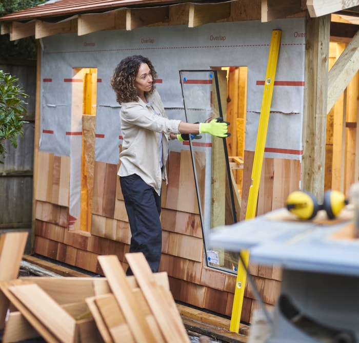 Femme terminant un hangar partiellement construit.