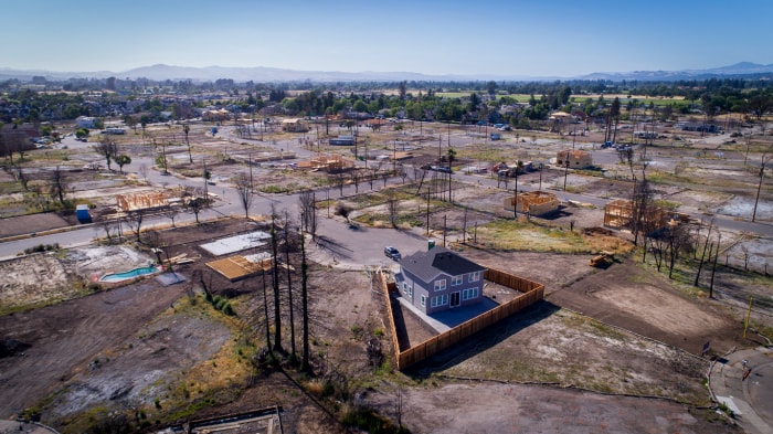 iStock-1031373200 maisons ne peuvent pas être assurées santa rosa california wildfire damage