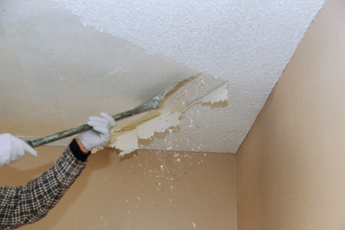 Démolition de cloisons sèches pour plafond de maison, texture de plafond en pop-corn