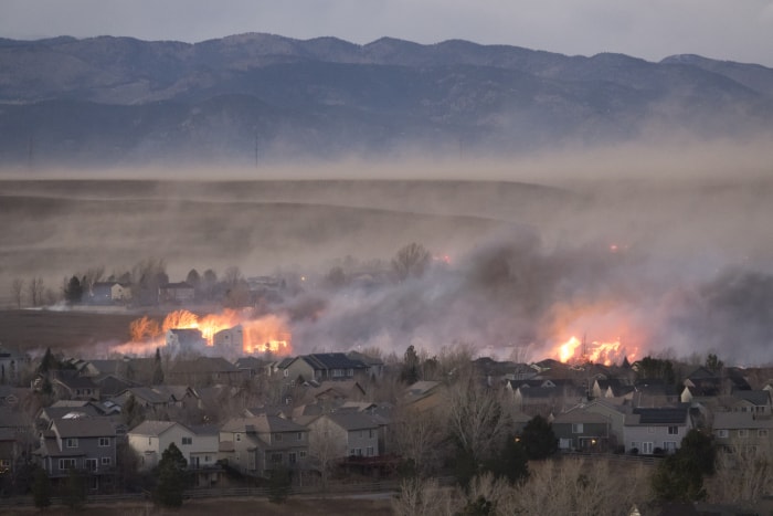 iStock-1362136473 maisons ne peuvent pas être assurées boulder colorado brûle dans les incendies de forêt