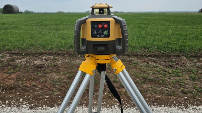 Le niveau laser rotatif RL-H5A de Topcon utilisé lors d'une construction en extérieur.