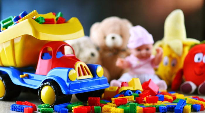 Jouets en plastique et en peluche colorés dans une chambre d'enfant.