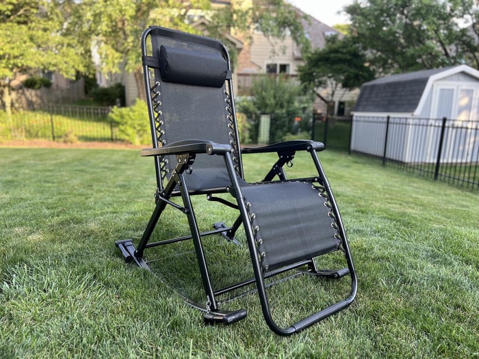 Fauteuil à bascule noir à gravité zéro sur l'herbe