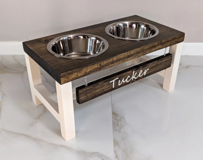 Support double pour gamelle pour animaux de compagnie en bois personnalisé avec le nom « Tucker » sur le devant