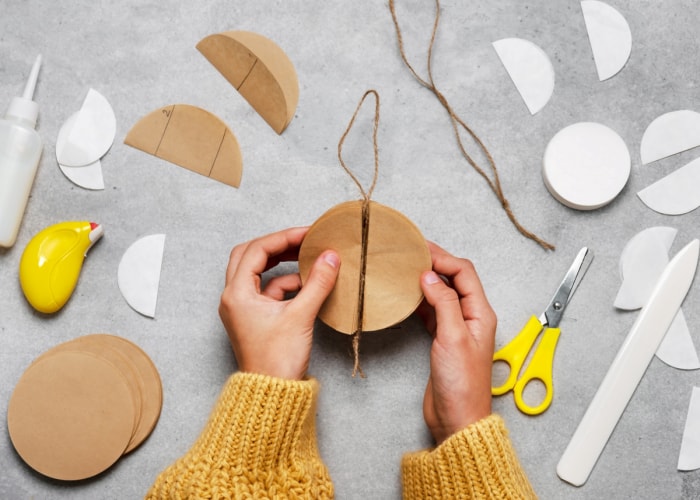 Personne fabriquant de l'artisanat avec du papier filtre à café.