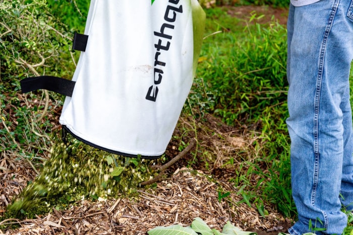 Personne vidant des copeaux de bois et des déchets de jardin du sac Earthquake K33