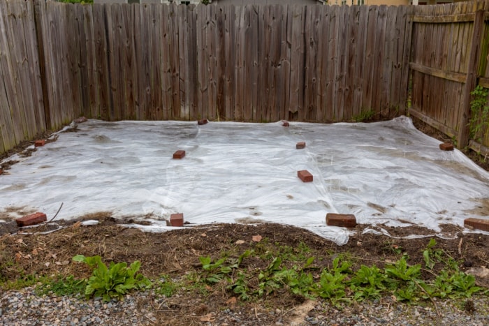 Couverture en plastique pour tuer les mauvaises herbes dans le jardin