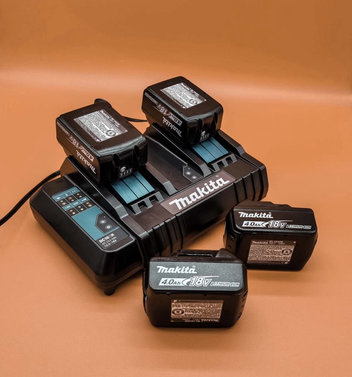 Quatre batteries lithium-ion et chargeur pour tondeuse Makita