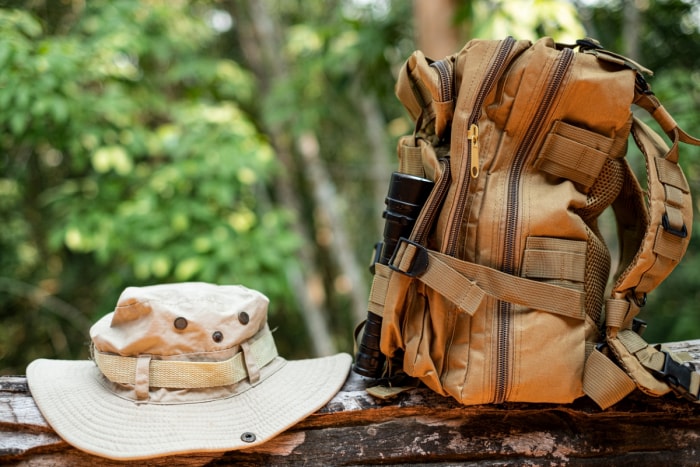 Chapeau et sac pour la randonnée