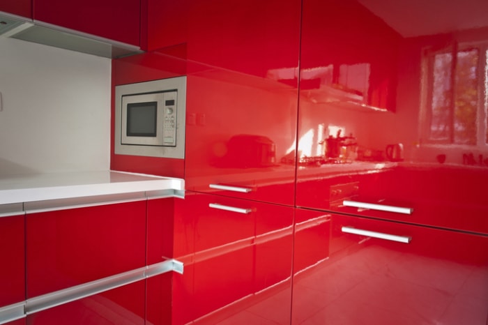 portes de garde-manger rouge brillant dans une cuisine moderne rouge