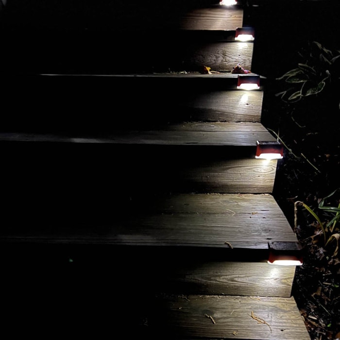 Escaliers extérieurs en bois, chacun éclairé par un lampadaire