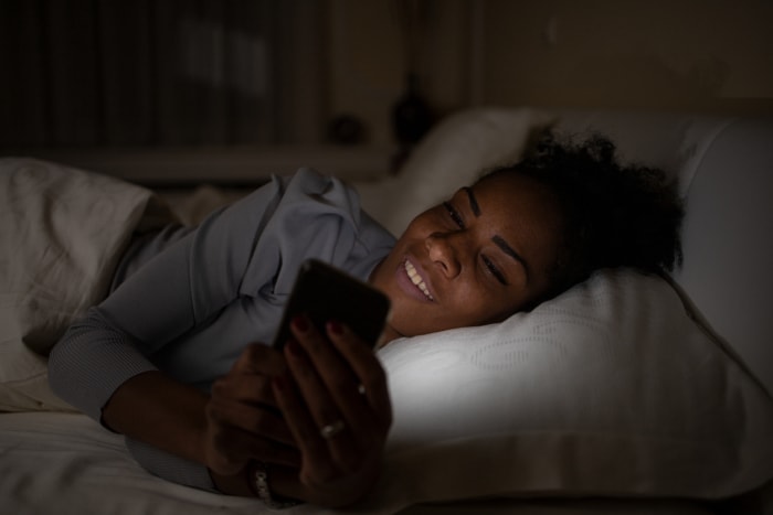 iStock-1444820151 façons d'améliorer votre vie jeune femme utilisant un téléphone portable au lit