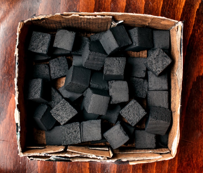 10 utilisations étonnamment astucieuses des briquettes de charbon de bois