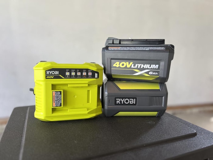 Les batteries et le chargeur de la tondeuse autopropulsée à traction intégrale Ryobi de 21 pouces