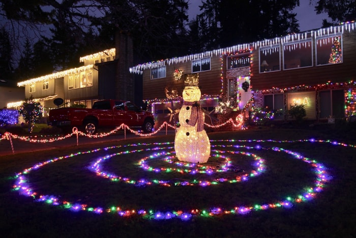 Décorations de Noël illuminées dans le jardin du quartier