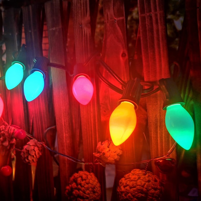 Lumières de Noël multicolores sur une clôture