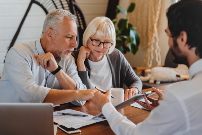 les taux hypothécaires vont-ils baisser en 2023 - un couple plus âgé avec un agent immobilier