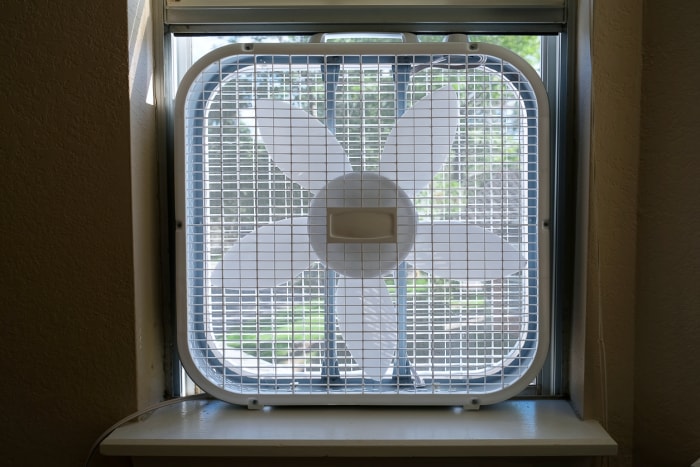 Ventilateur de fenêtre classique inséré dans une pièce de la maison fenêtre intérieure climatisation équipement de ventilation. vue de face photo de haute qualité en gros plan.