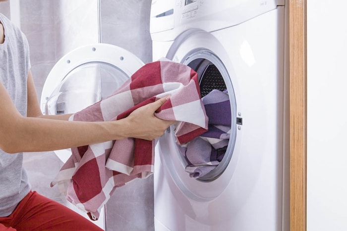 L'eau de Javel tue-t-elle les punaises de lit ? Nettoie en profondeur la maison