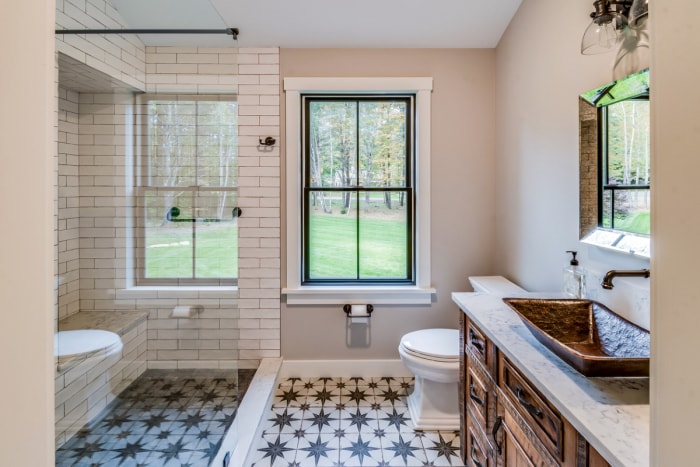 en suite signification - salle de bain avec carrelage décoré d'étoiles