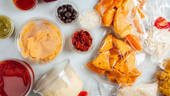 Vue de dessus des collations et des portions de nourriture dans des contenants en plastique