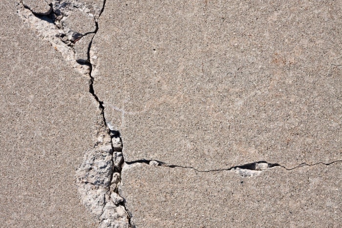 Comment réparer les fissures dans une allée en béton