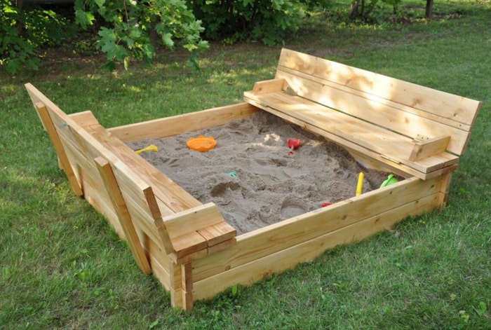 Bac à sable pour enfant à faire soi-même avec sièges.