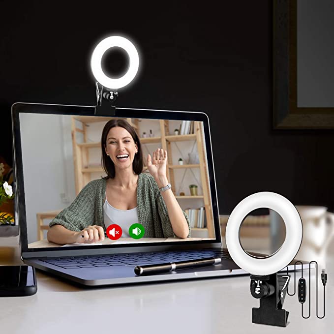 Appel vidéo sur un ordinateur portable avec une lumière circulaire au-dessus de l'écran