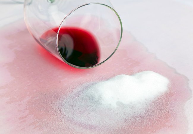 Comment enlever les taches de vin rouge – avec du sel