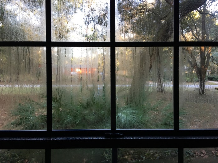 Condensation sur une grande fenêtre de la maison.