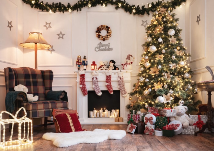 Lumières, décorations et sapin de Noël à l'intérieur