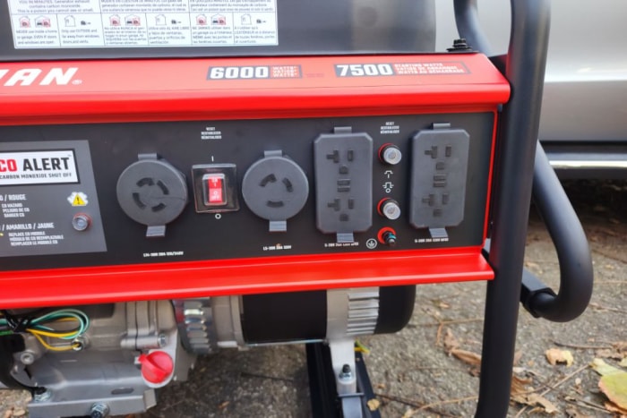 Les six options de prise sur le générateur Craftsman de 6 000 watts.