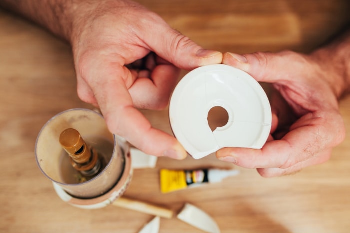 combien de temps la super glue met-elle à sécher - personne tenant ensemble un plat en céramique cassé