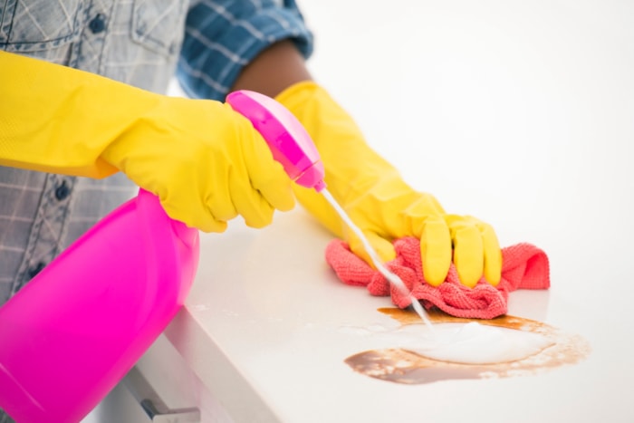 utilisations du peroxyde d'hydrogène - flacon pulvérisateur rose propre utilisé pour les taches sur la table de cuisine