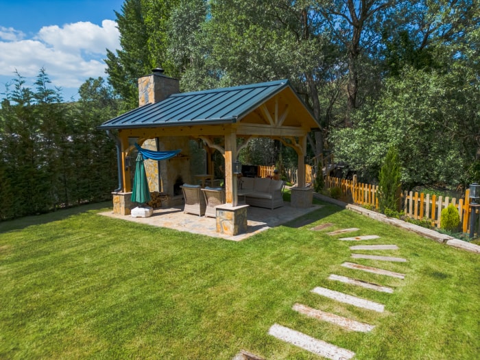 Vue aérienne d'une maison de banlieue avec pergola dans l'arrière-cour