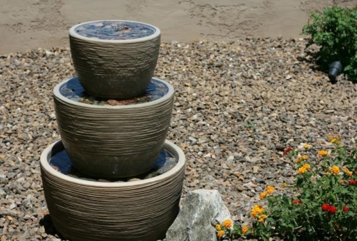 Fontaine à eau en pot de fleurs assemblée.