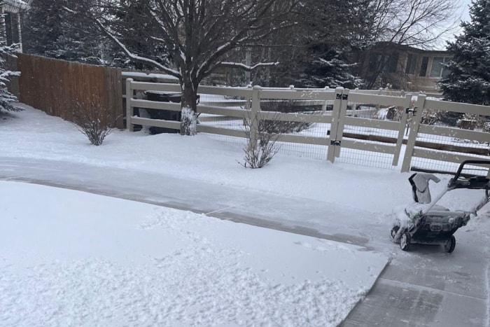 La souffleuse à neige légère Ego stationnée au bout d'un coin déneigé.