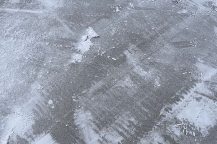 Une allée avec très peu de neige après avoir été déneigée avec la souffleuse à neige légère Ego.